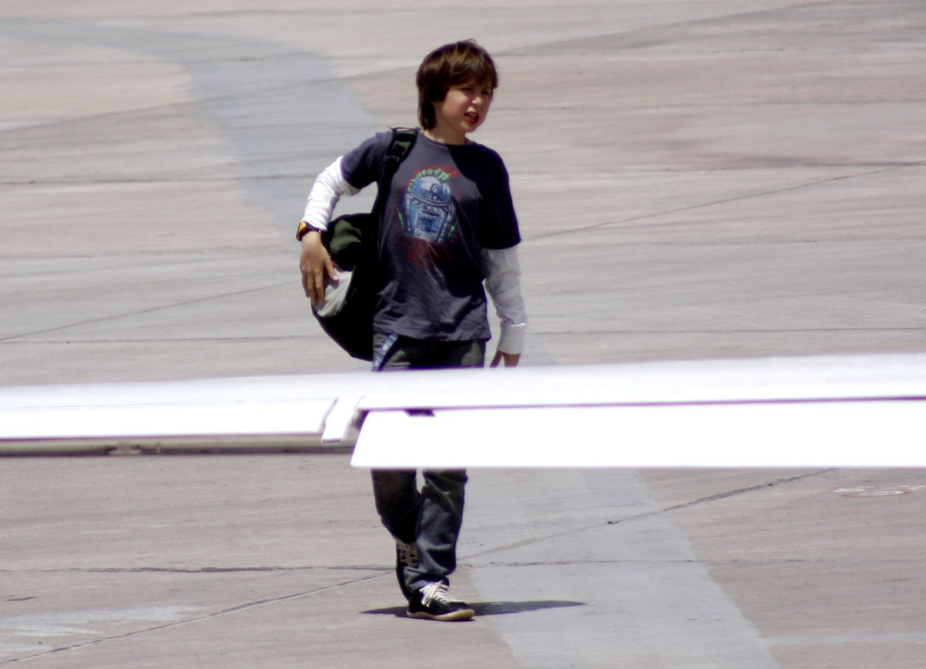 El pequeño Lucas Maurice, hijo del rockero Mick Jagger, a su partida de la ciudad de Cusco. Foto: ANDINA/ Percy Hurtado.