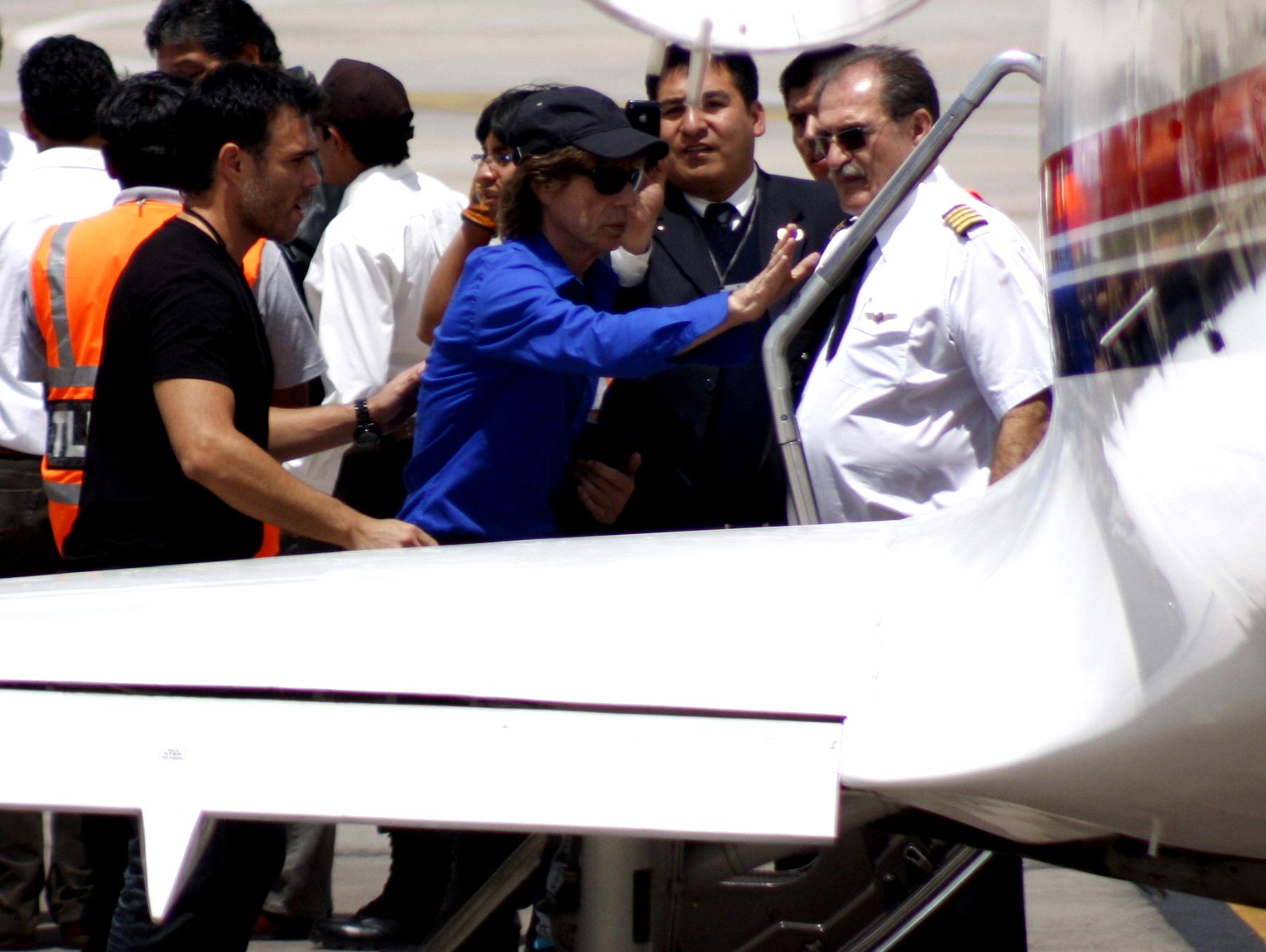 El rockero británico Mick Jagger en el aeropuerto de Cusco antes de dejar suelo peruano. Foto: ANDINA/Percy Hurtado.