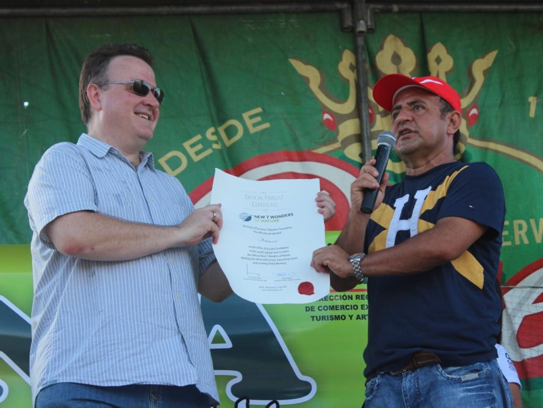 Presidente regional de Loreto, Yván Vásquez, recibió certificación oficial como semifinalista a candidatura del Amazonas en concurso que elegirá a las siete maravillas naturales del mundo. Foto: Gobierno Regional de Loreto.