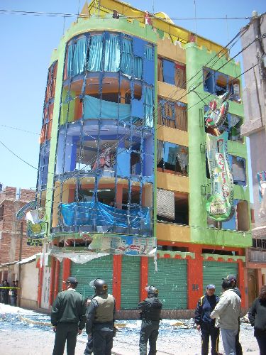 Explosión en el frontis de comisaría central de Juliaca provocó rotura de vidrios de inmuebles cercanos. Foto: ANDINA/Atilio Alejo.