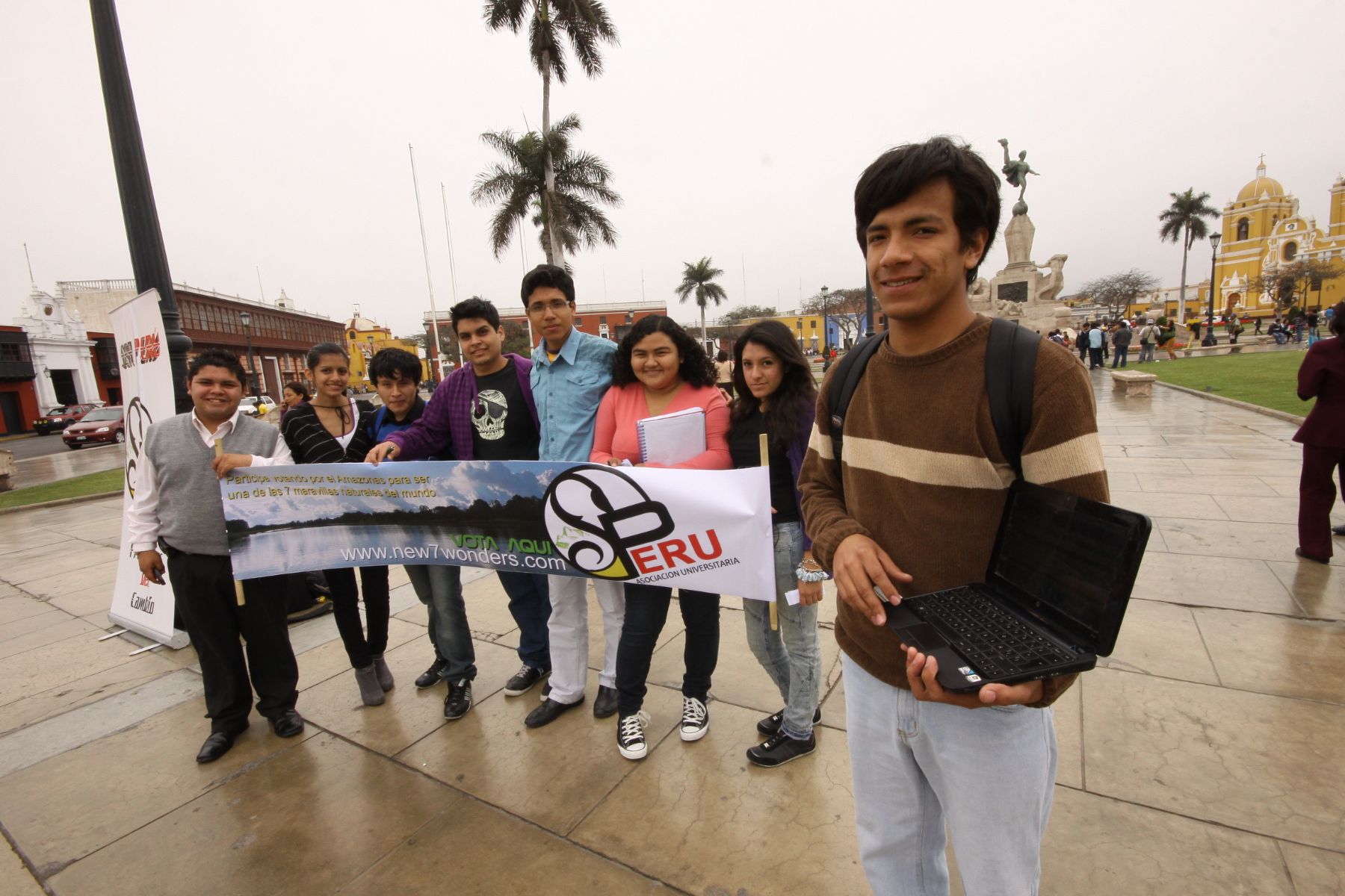 Universitarios promueven votación del Río Amazonas/Bosque Tropical en la ciudad de Trujillo. Foto: ANDINA/Oscar Paz.