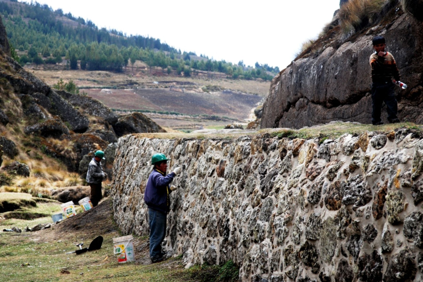 Trabajos de conservación en Cumbe Mayo, en Cajamarca. Foto: ANDINA/Eduard Lozano.