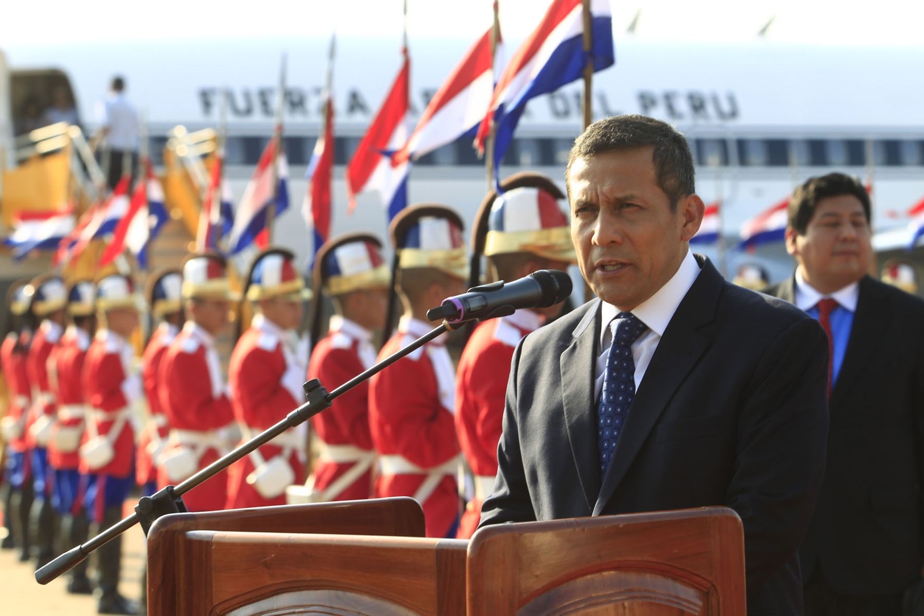 El presidente de Perú, Ollanta Humala Tasso, habla hoy, viernes 28 de octubre de 2011, a su llegada al aeropuerto de Asunción (Paraguay), donde participará en la XXI Cumbre Iberoamericana. Foto: ANDINA/Prensa Presidencia.