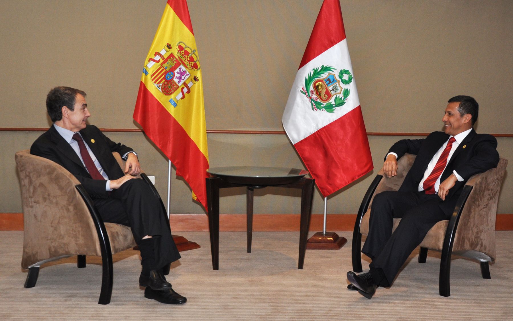 El presidente de perú, Ollanta Humala Tasso, se reúne esta noche con el jefe de gobierno de España, José Luis Rodríguez Zapatero, en el marco de la XXI Cumbre Iberoamericana, que se realiza en Paraguay.
 Foto: ANDINA/Prensa Presidencia.