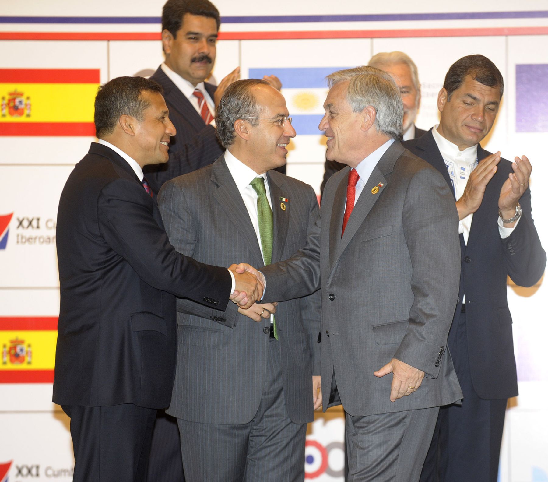 El Presidente de la República, Ollanta Humala saluda a su homologo de Chile Sebastian Piñera donde participaron en la Fotografía Oficial de la XXI Cumbre Iberoamericana.Foto/Presidencia de Chile