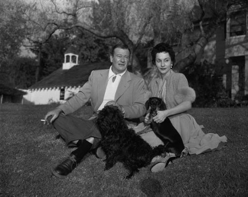 John Wayne y su esposa peruana Pilar Pallete.