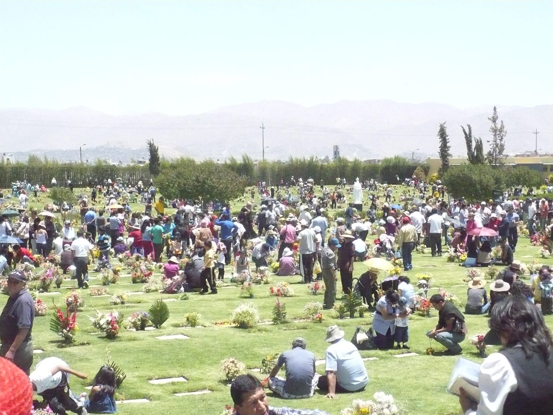 Cementerio Parque de la Esperanza de Arequipa registra gran afluencia de público hoy en el Día de Todos los Santos. Foto: ANDINA/Rocío Méndez.