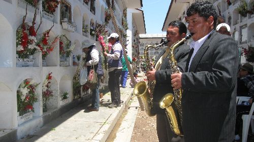 Bandas de músicos rinden homenajes a difuntos en el cementerio general de Huancayo. Foto: ANDINA/Pedro Tinoco.