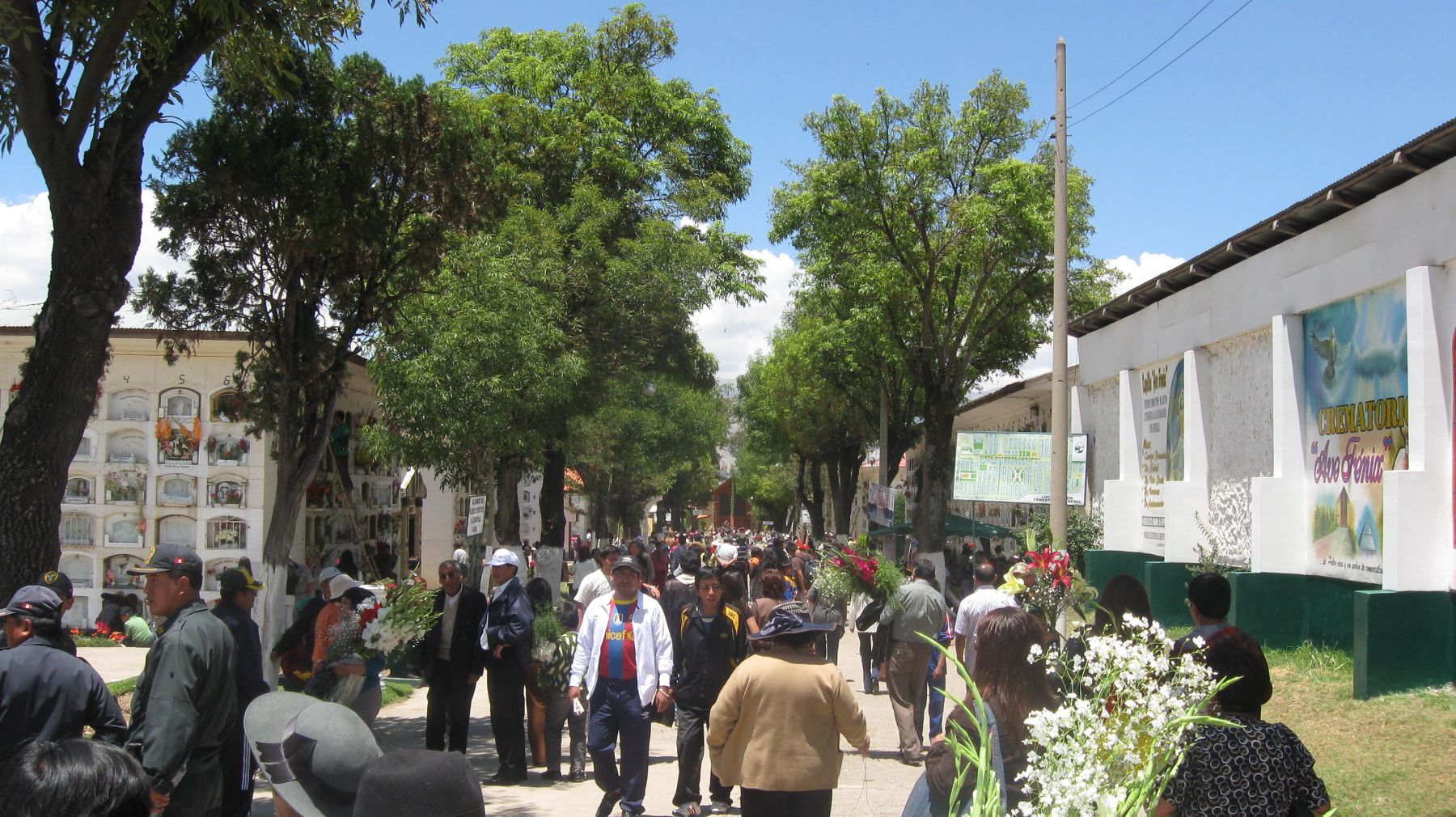 Miles de pobladores visitan cementerio general de Huancayo. Foto: ANDINA/Pedro Tinoco.