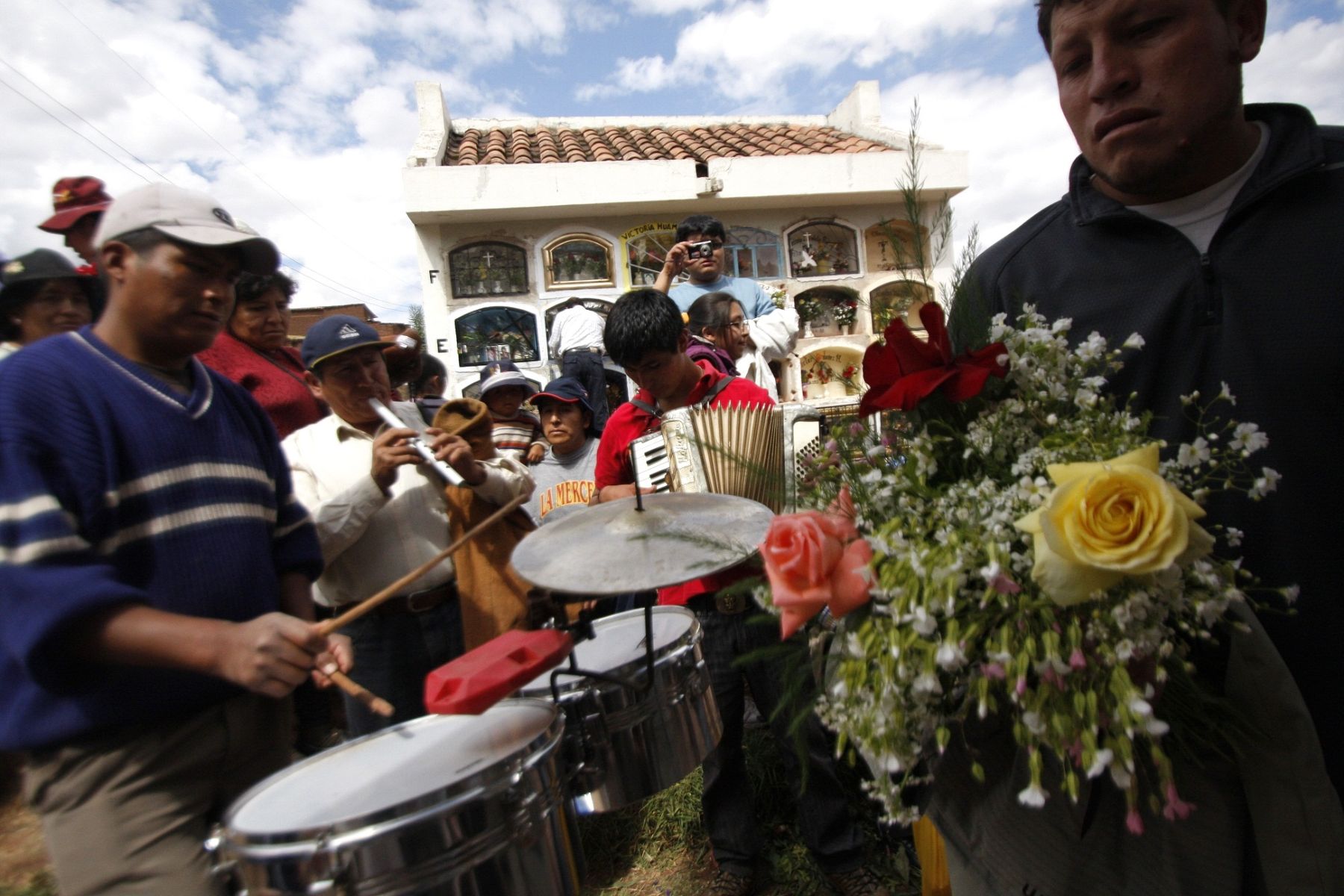 En Cusco, pobladores también llevaron música a sus seres queridos por el Día de Todos los Santos. Foto: ANDINA/Percy Hurtado.