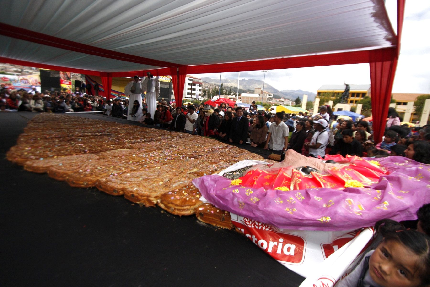 Panaderos cusqueños elaboraron tanta wawa de 12 metros de largo y cuatro de ancho. Foto: ANDINA/Percy Hurtado.