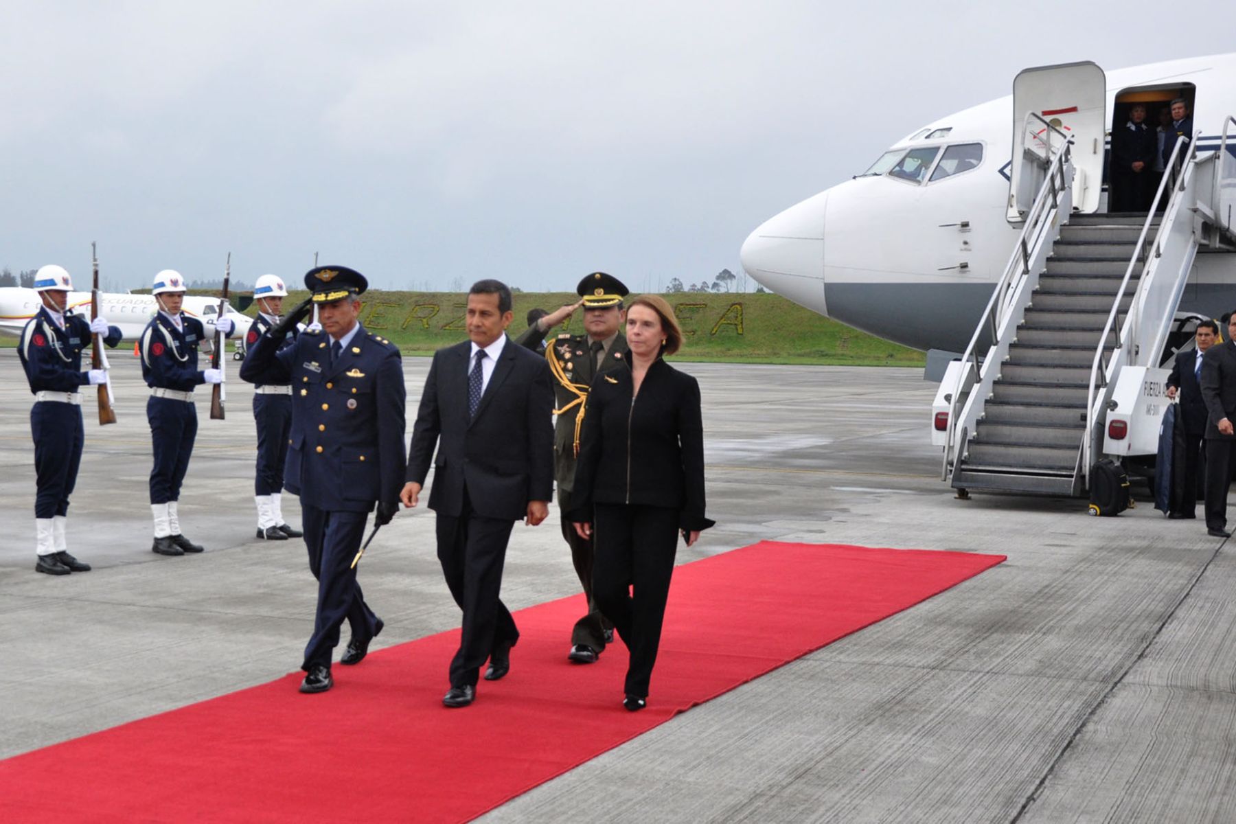 Peruvian President Ollanta Humala (center) arrives in Bogota, Colombia during a recent trip. Photo: ANDINA/Prensa Palacio.