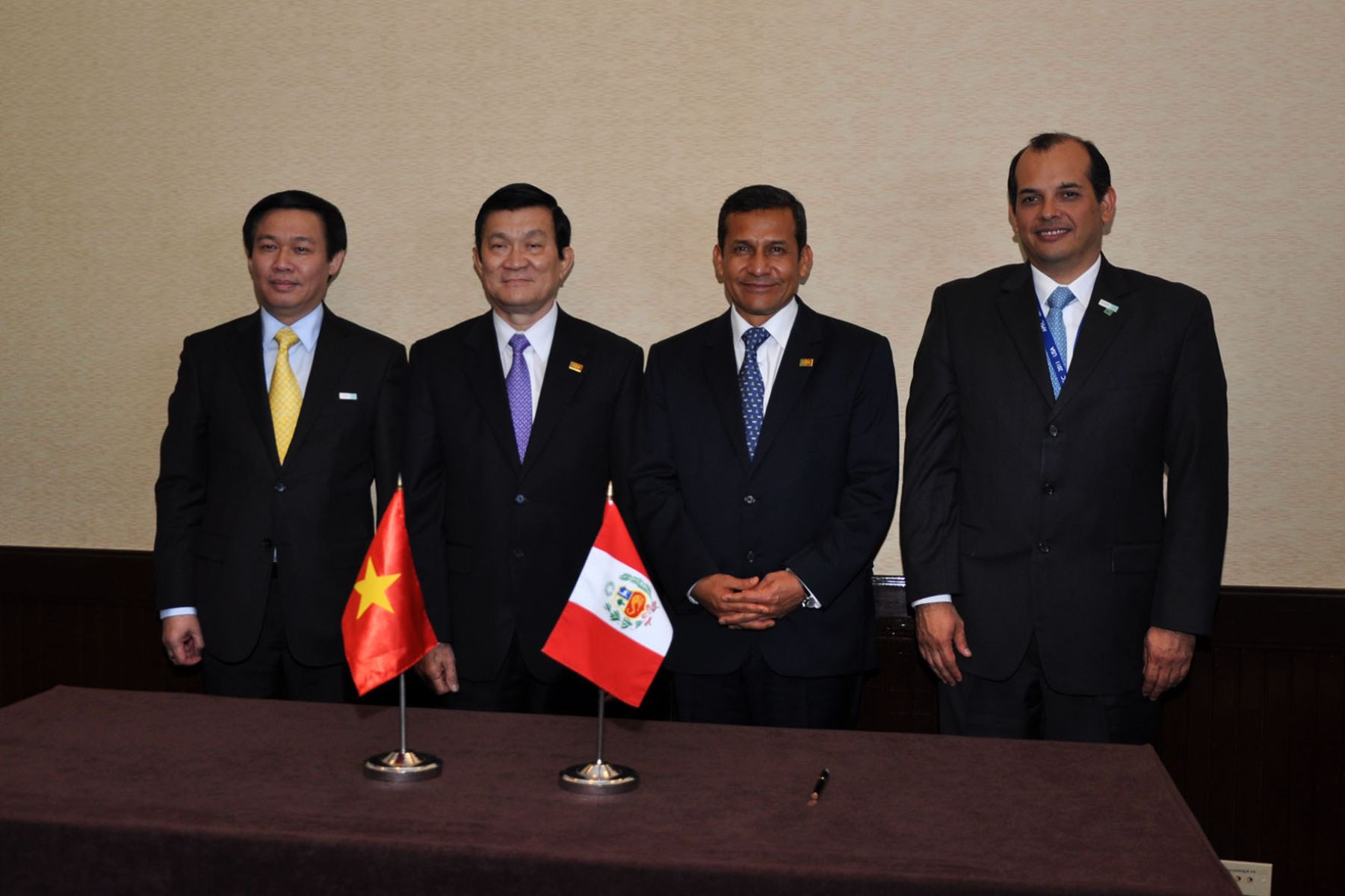 Presidente de Perú y Vietnam acompañados por sus ministros de Economía tras firma de acuerdos, en el marco APEC 2011.Foto Andina/Prensa Presidencia