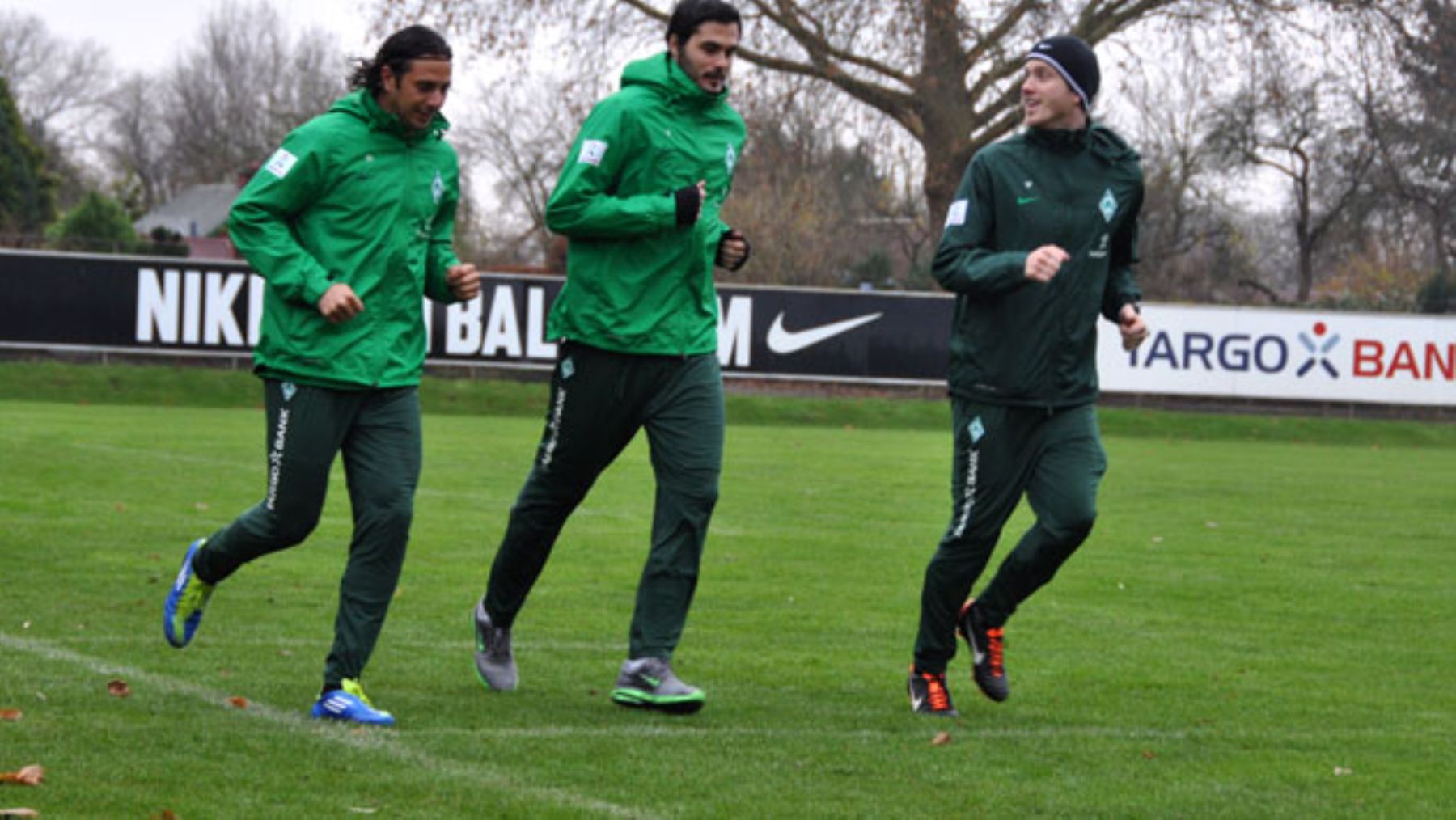 Claudio Pizarro and Avdic go through an individual session Tuesday morning with physio Sven Plagge. Photo: Werder.de