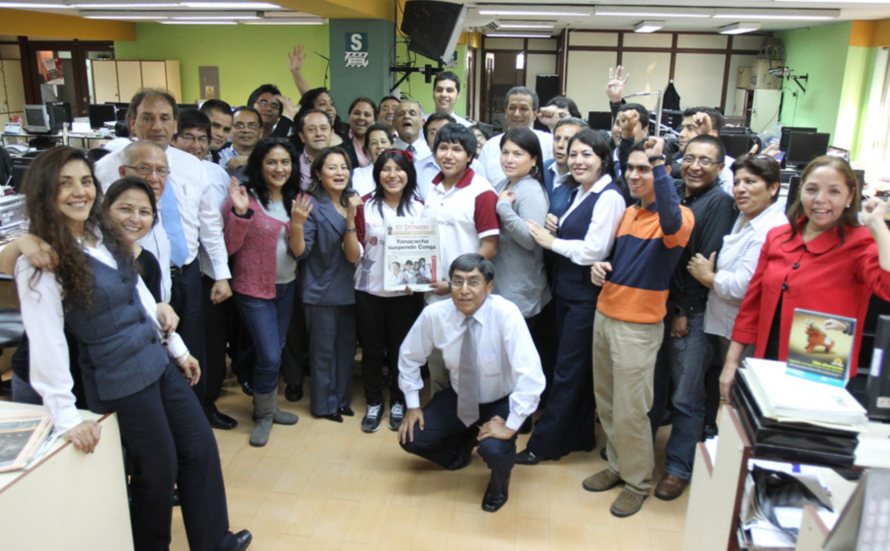 Deysi y Jorge Cori celebran con redactores de Editora Perú. FOTO / Piero Vargas.