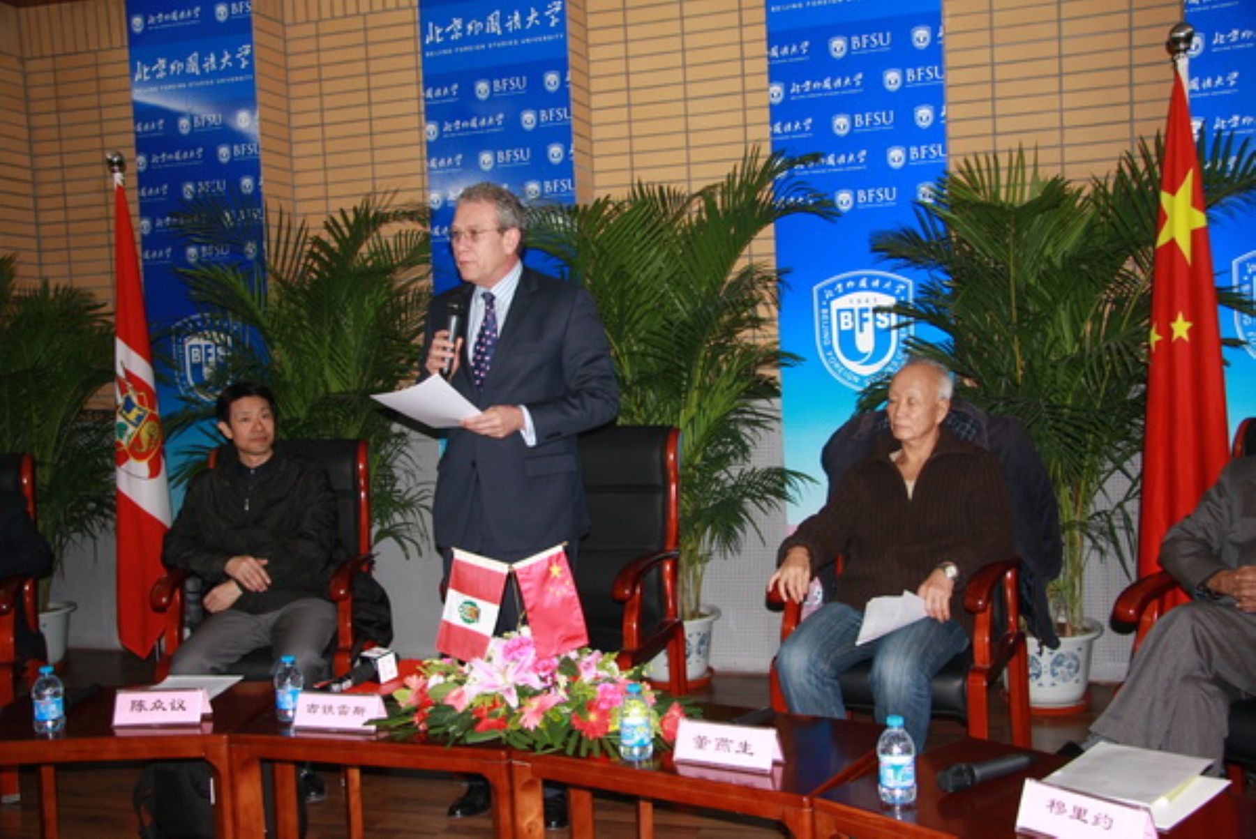 El embajador de Perú en China, Gonzalo Gutiérrez, durante homenaje a José María Arguedas, en una universidad en la ciudad de Pekín. Foto: ANDINA/Internet.