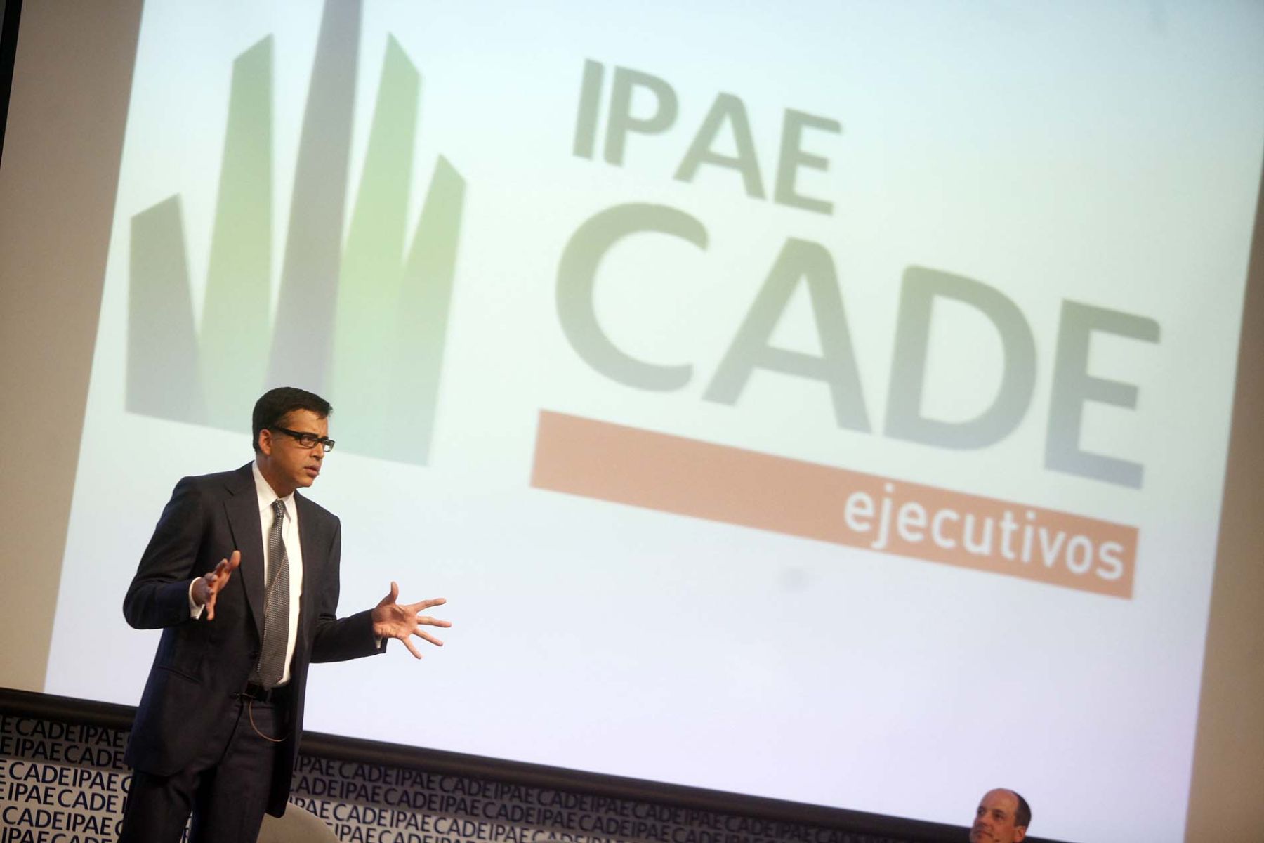 Pankaj Ghemawat, profesor de la Harvard Business School, durante su presentación en CADE 2011, en Cusco.
 Foto: ANDINA/ Luis Iparraguirre.