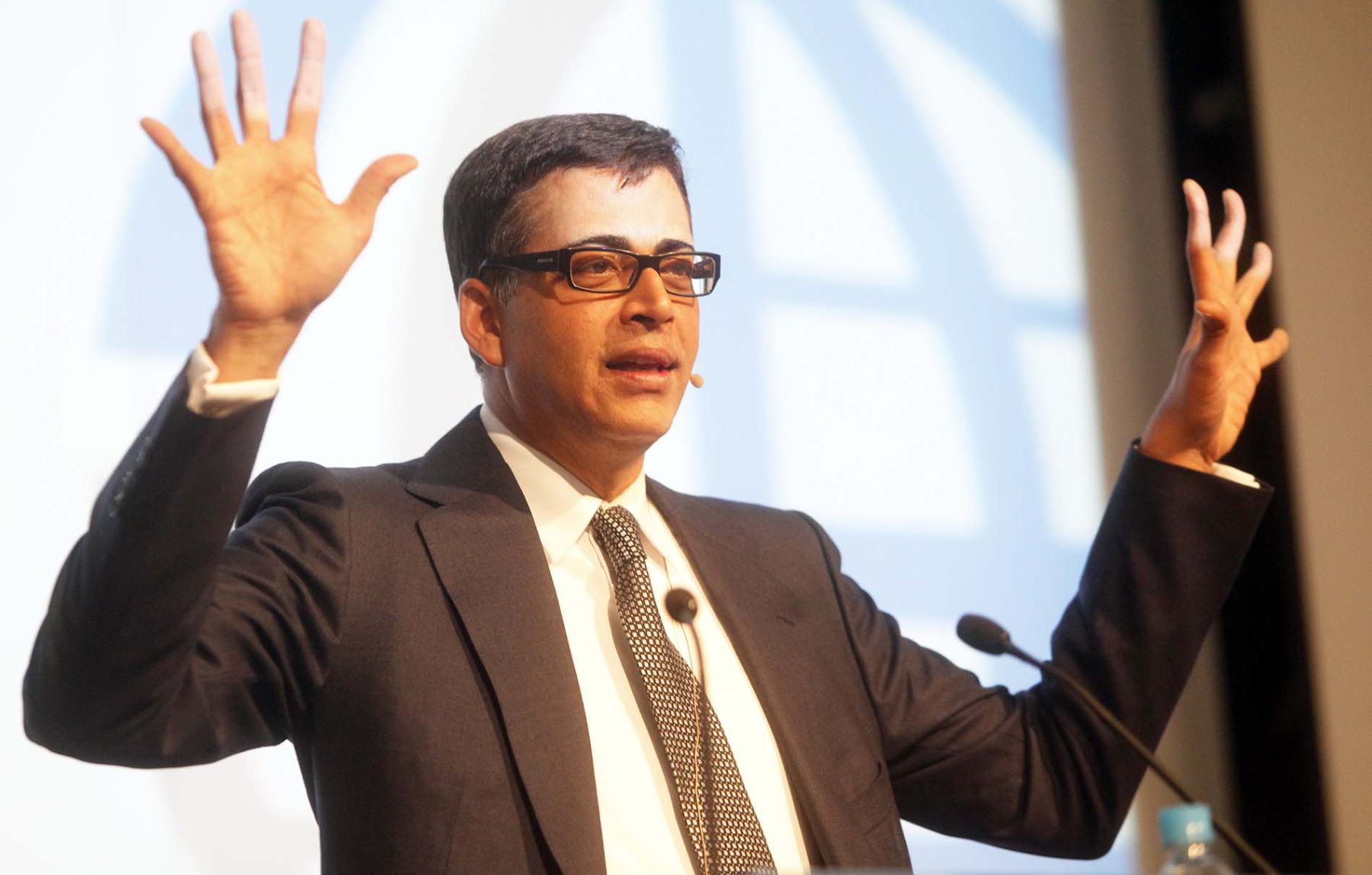 Pankaj Ghemawat, profesor de la Harvard Business School, durante su presentación en CADE 2011, en Cusco.
 Foto: ANDINA/ Luis Iparraguirre.
