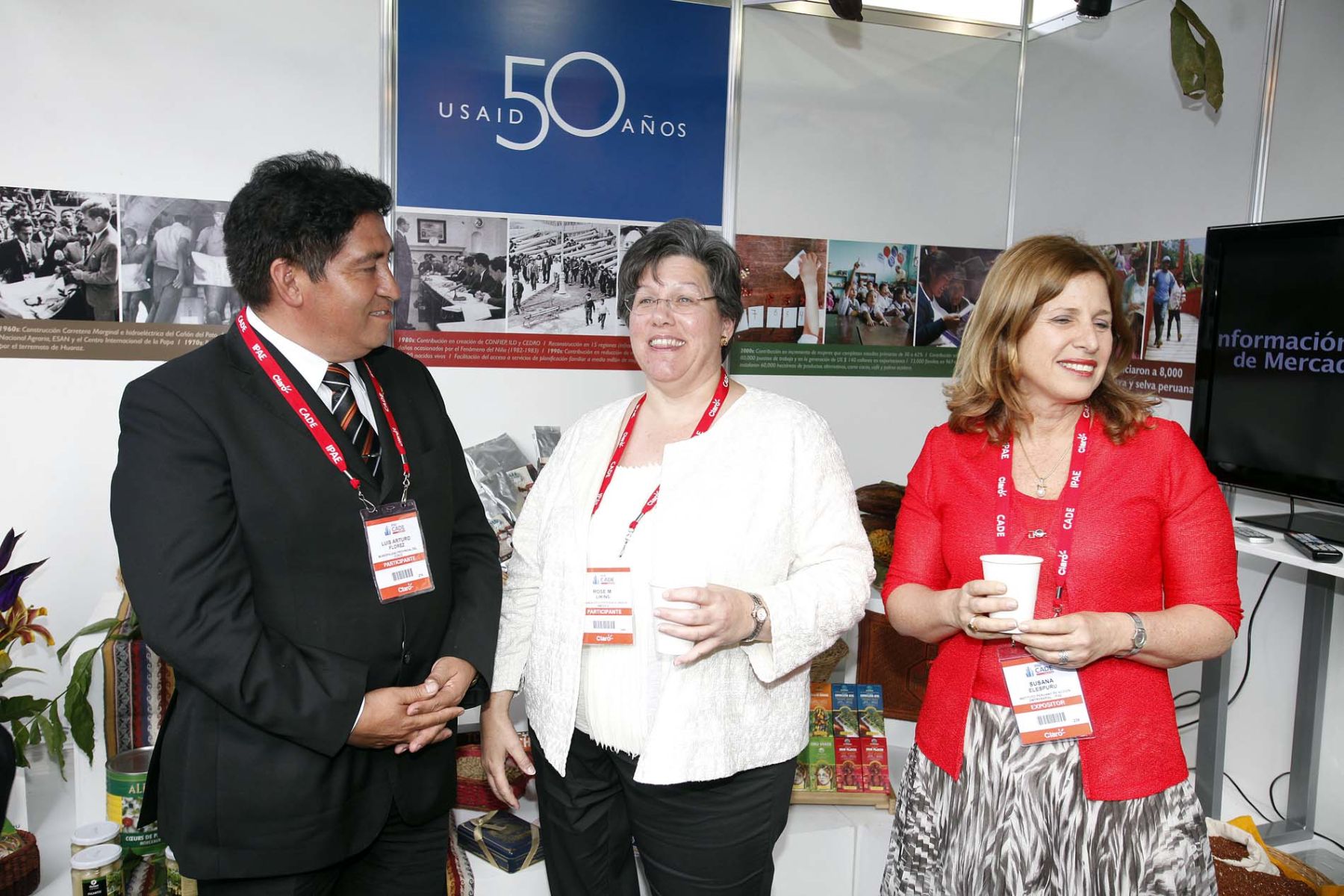 Embajadora estadounidense Rose M. Likins junto al alcalde de Cusco, Luis Flores, participan de la inauguración del stand del USAID en el CADE 2011.
Foto: ANDINA/Luis Iparraguirre.
