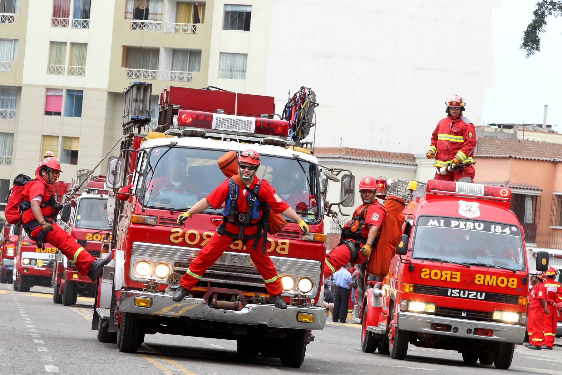 Oeruvian firefighters. Photo: ANDINA/Carlos Lezama.