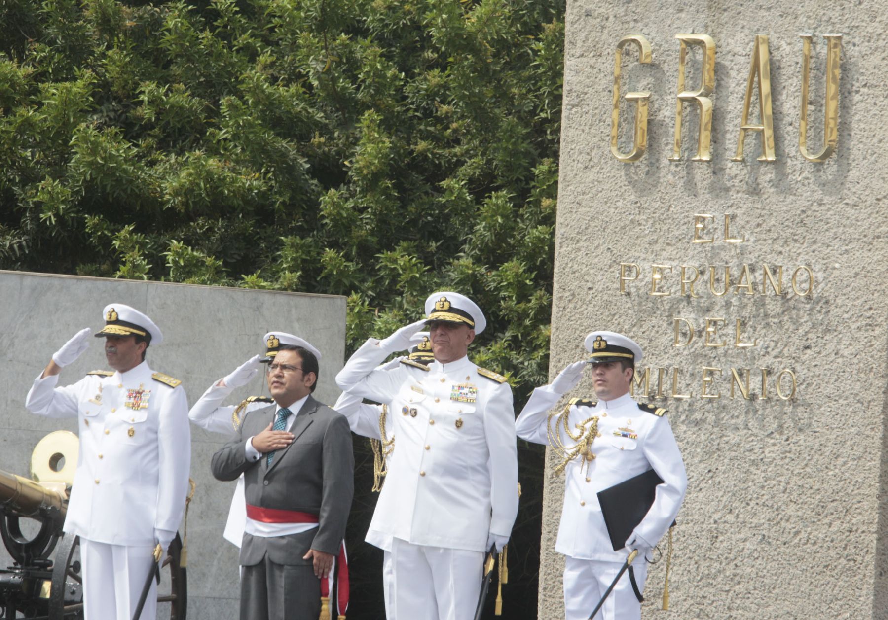El ministro de Defensa, Alberto Otárola, junto al vicealmirante José Cueto Aservi, nuevo comandante general de la Marina de Guerra del Perú. Foto: ANDINA/Jack Ramón