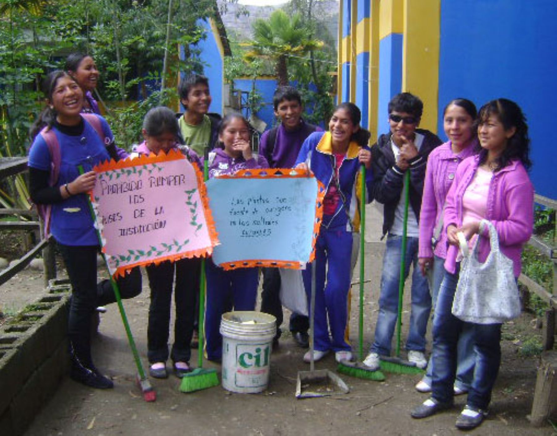 Jóvenes andahuaylinos realizan labores de limpieza durante sus vacaciones. Foto: ANDINA/Cedro.