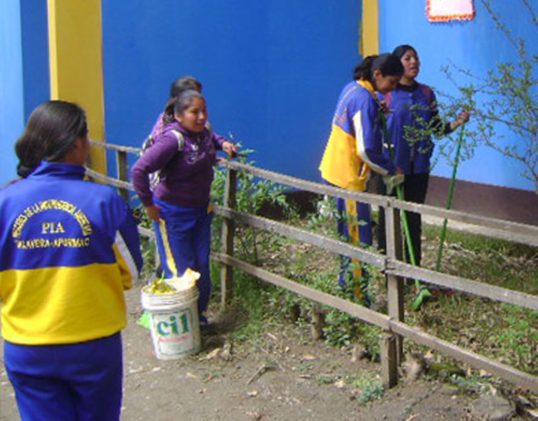 Jóvenes andahuaylinos realizan labores de limpieza durante sus vacaciones. Foto: ANDINA/Cedro.