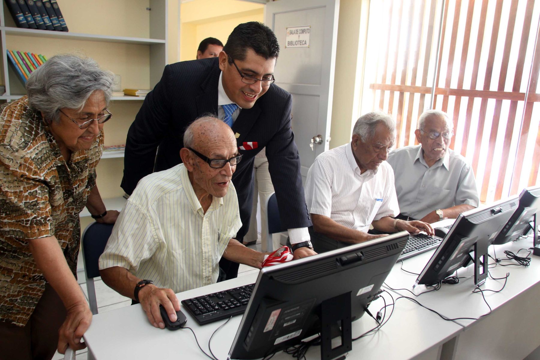 Alcalde de Surco, Roberto Gómez, inaugura en Santiago de Surco el primer club municipal del adulto mayor. Foto: Andina/Difusión.