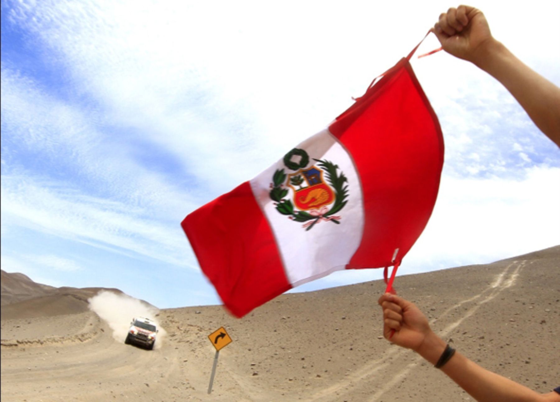 Bandera peruana  en el paso de Juan Dibós. 
Foto: Andrés Lino