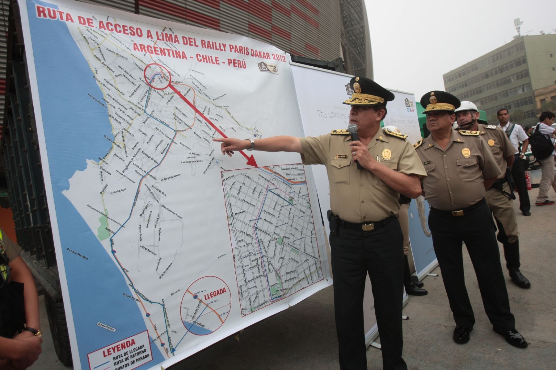 Jefe de la Dirección de Operaciones Especiales de la Policía Nacional, Américo Villena, informa en conferencia de prensa que  diez mil policías brindarán seguridad por aire y tierra durante el desarrollo en el Perú del Rally Dakar 2012 a partir de este jueves.

Foto: ANDINA/Juan Carlos Guzmán Negrini.