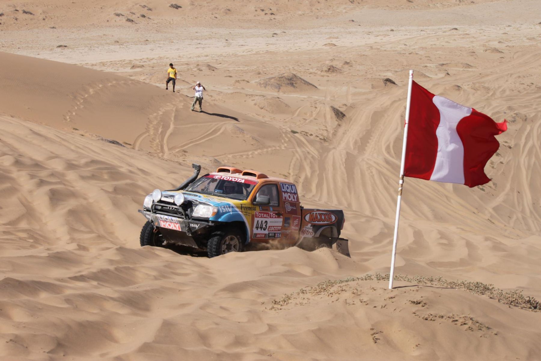 La dupla del team Duro4x4 conformada por Diego Weber y Alonso Carrillo,  en busca de mejorar su posición en el Rally Dakar. Foto: ANDINA/Duropres