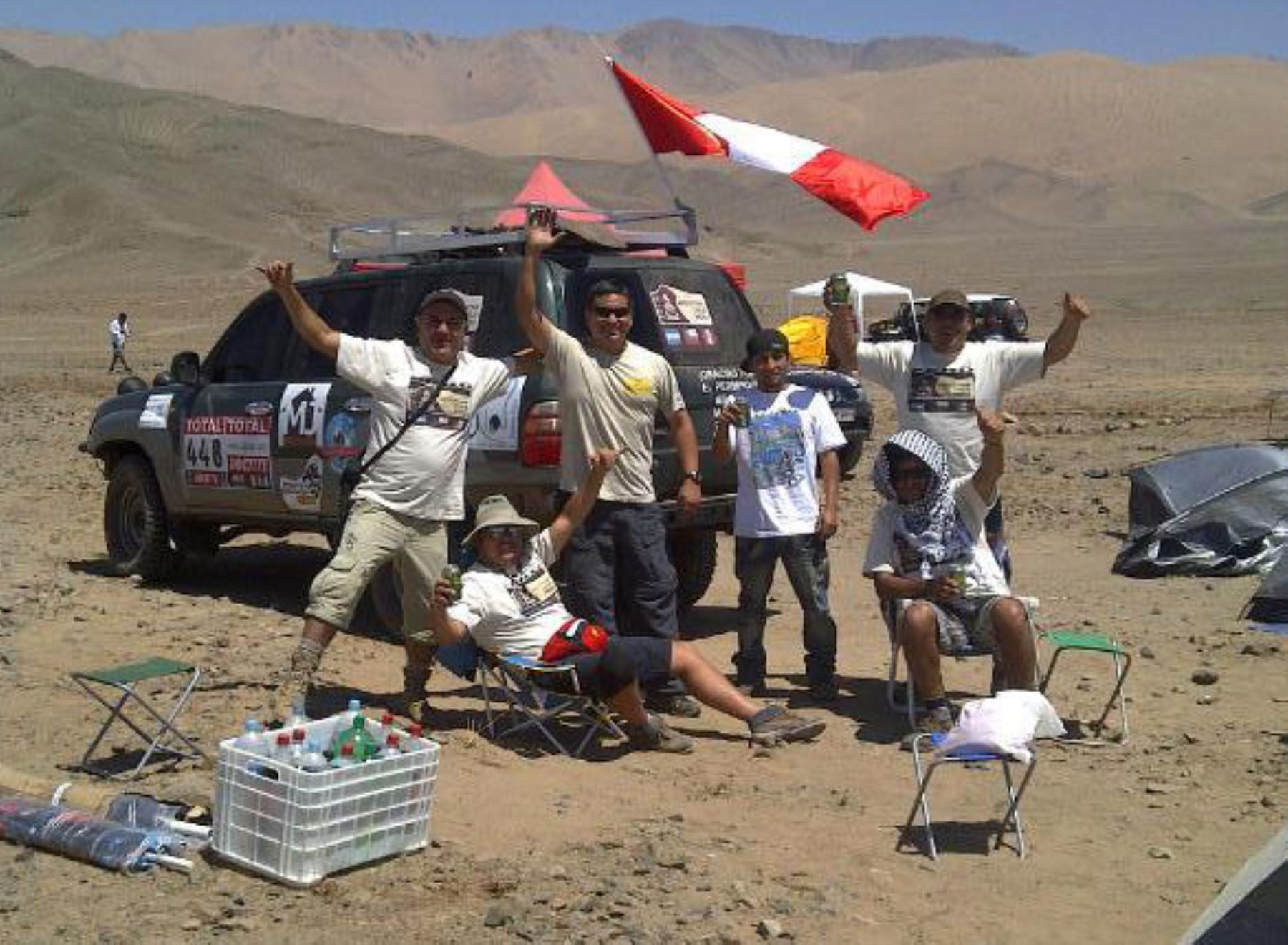 Hinchas con banderas esperan el paso de los equipos peruanos durante su participación el Dakar 2012. Foto: ANDINA/Duropres