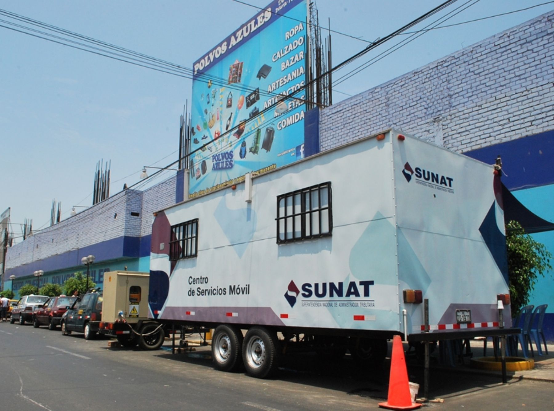 Centro de Servicios al Contribuyente Móvil de la Sunat en centro comercial Polvos Azules de Lima.