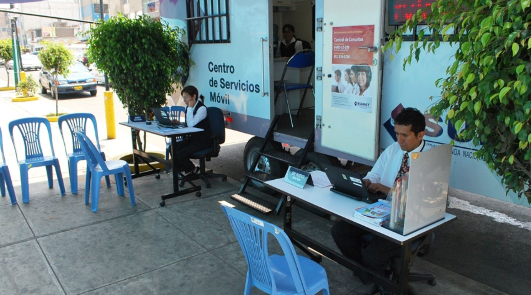 Centro de Servicios al Contribuyente Móvil de la Sunat en centro comercial Polvos Azules de Lima.