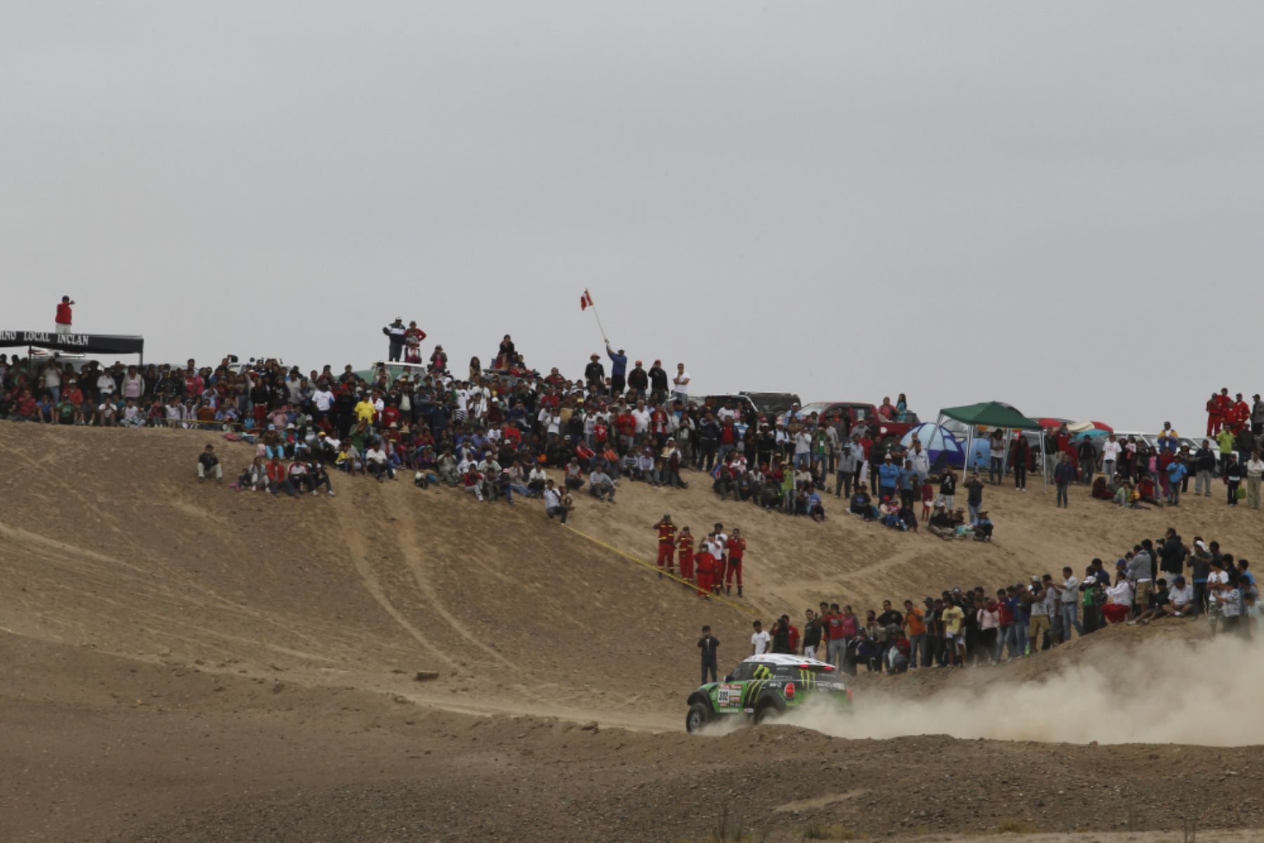 Piloto frances Stephane Peterhansel pasa cerca a una zona con público en Arequipa.
 Foto: DPPI/Francois Flamand.