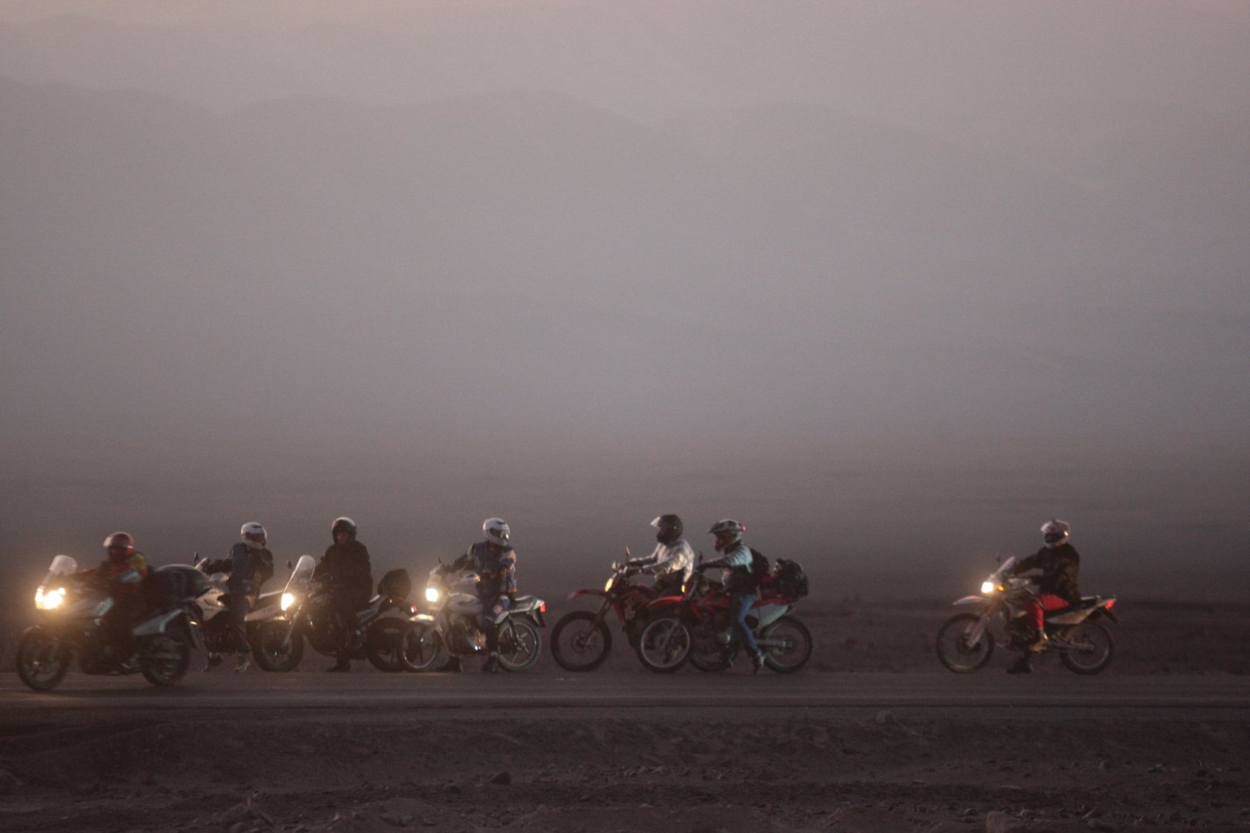 Aficionados se dan cita en Nasca para observar el paso de los competidores del Dakar a su paso x nuestro país. Foto: ANDINA/Juan Carlos Guzmán Negrini