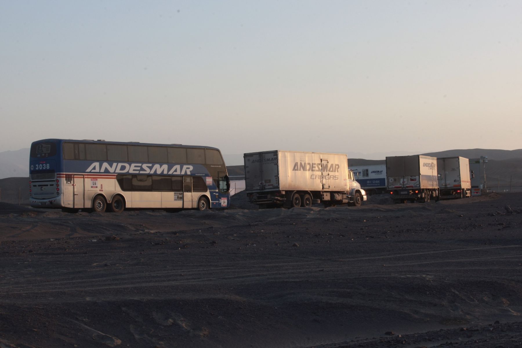 Aficionados se dan cita en Nasca para observar el paso de los competidores del Dakar a su paso x nuestro país. Foto: ANDINA/Juan Carlos Guzmán Negrini