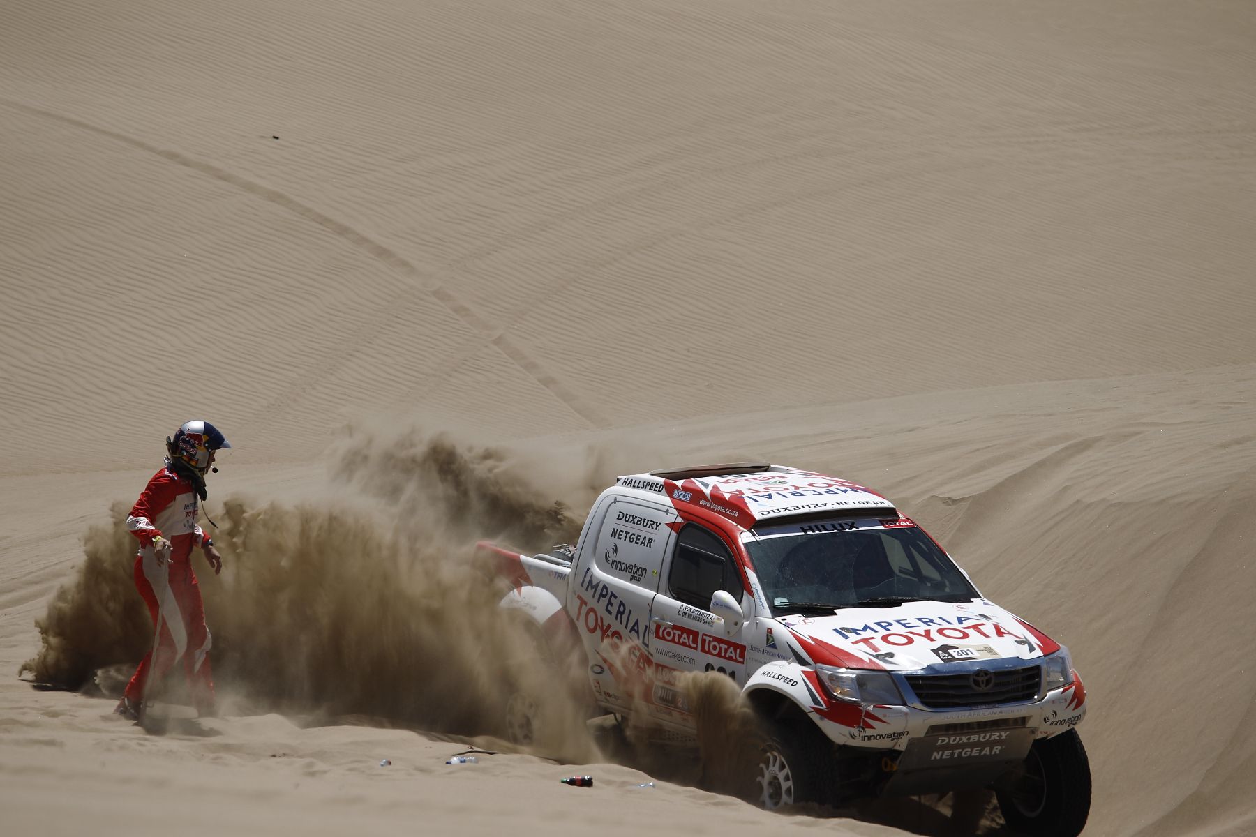 Piloto Villiers Giniel trata de desatorar su vehículo de una duna  en el departamento de Ica. Foto: DPPI/Frederich Le Floch