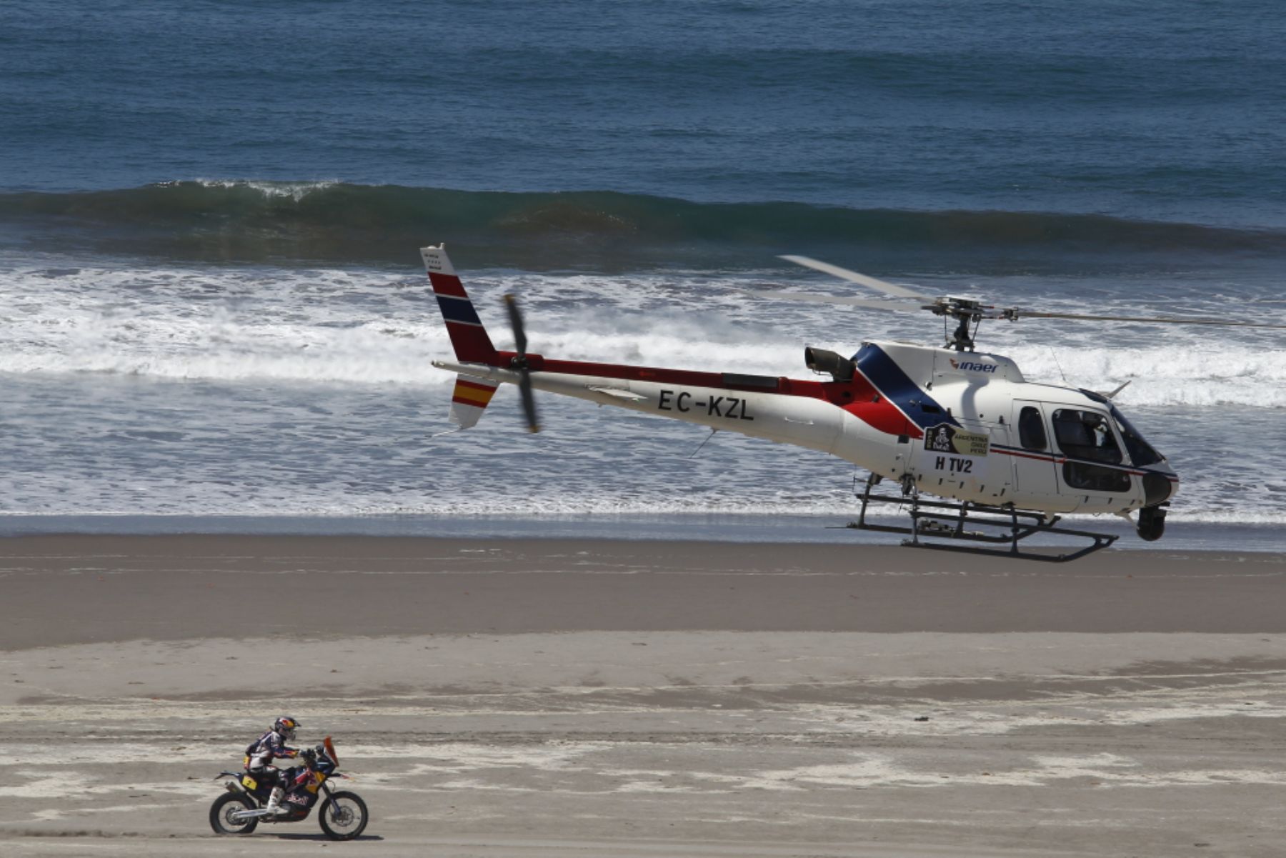 Piloto francés Despres Cyril es seguido por un helicóptero a su paso por las playas de Nasca. Foto: DPPI/Frederich Le Floch