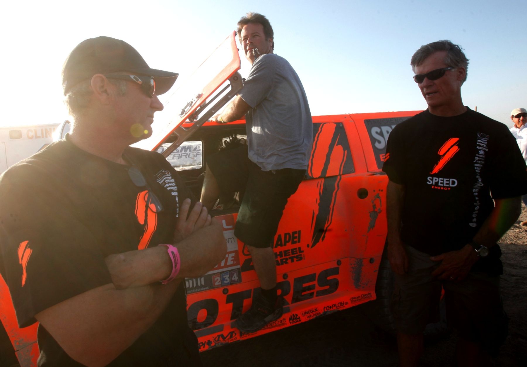 Piloto Robby Gordon aborda su vehículo esta mañana en Nasca. Foto: ANDINA/Juan Carlos Guzmán Negrini.