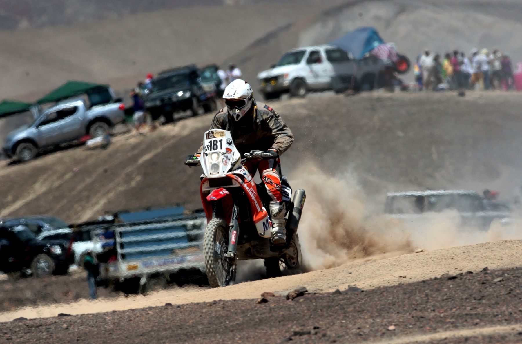 Piloto peruano Felipe Ríos, pasa cerca del público que asiste a observar el Rally Dakar en Nasca.  Foto: ANDINA/Juan Carlos Guzmán Negrini.