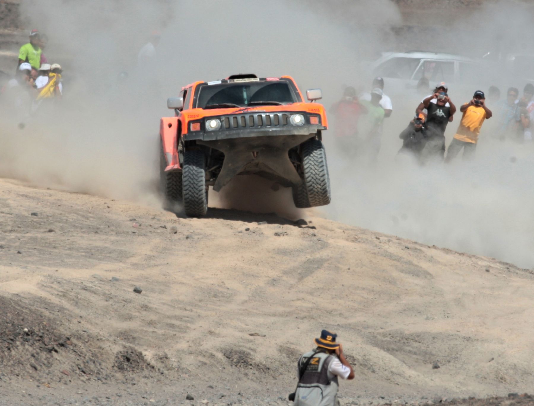 Piloto Robby Gordon pasa cerca del público que asiste a observar el Rally Dakar en Nasca.  Foto: ANDINA/Juan Carlos Guzmán Negrini.