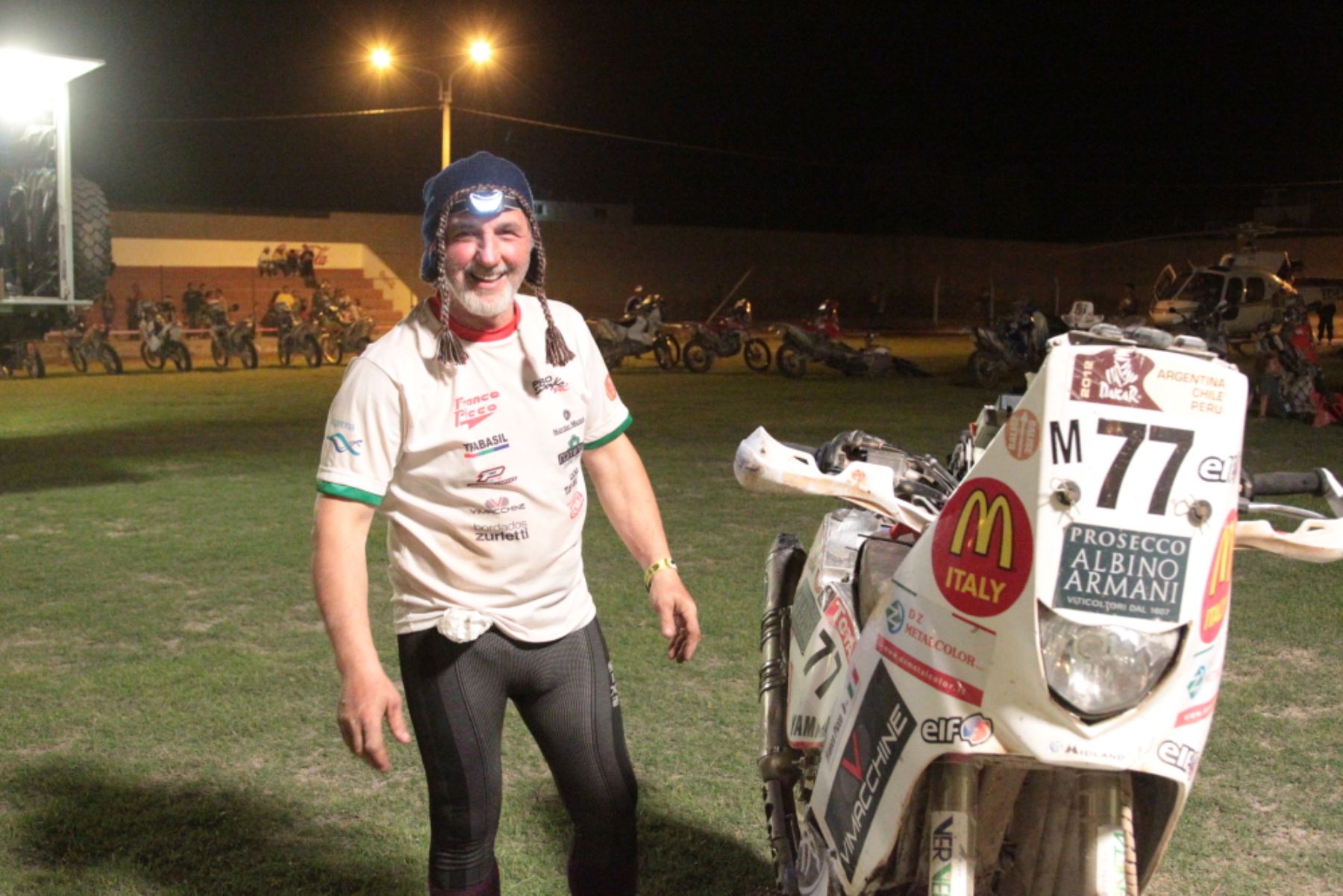 Piloto italiano  Picco Franco posa con un chullo peruano junto a su motocicleta en el campamento.
Foto: ASO/Maindru