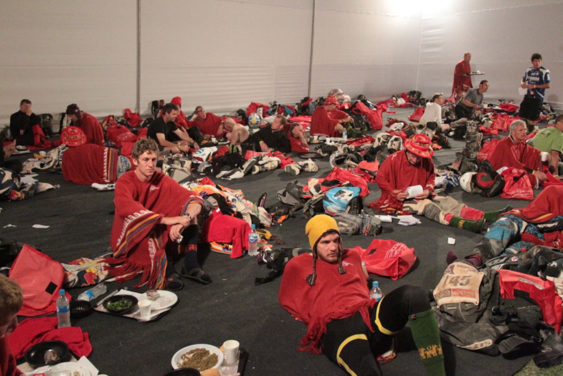 Participantes del Dakar 2012 descansan en el Bivouac Moto en la ciudad de Nazca. Foto: ASO/Maindru