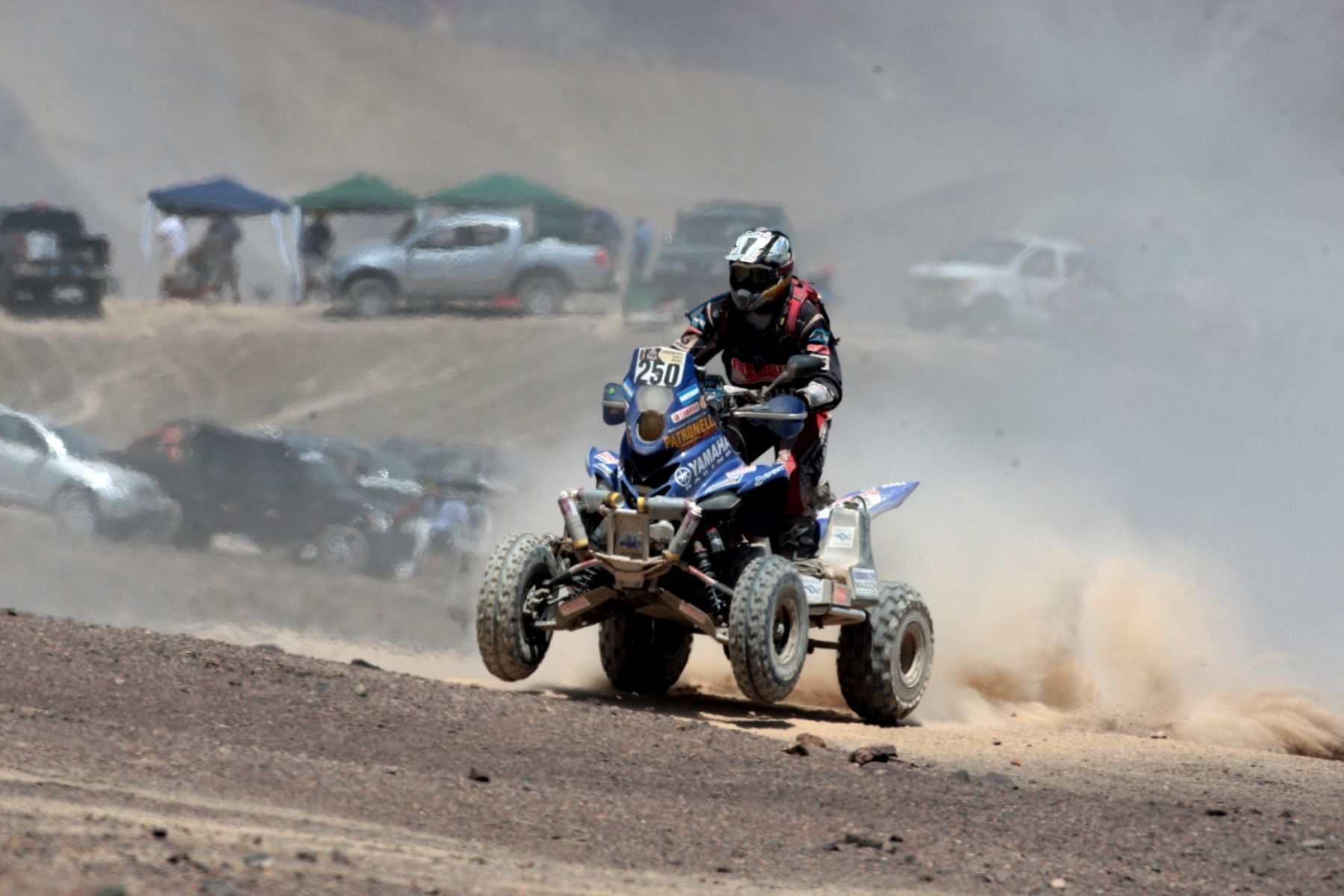 Piloto argentino Alejandro Patronelli, pasa cerca del público que asiste a observar el Rally Dakar en Nasca.  Foto: ANDINA/Juan Carlos Guzmán Negrini.