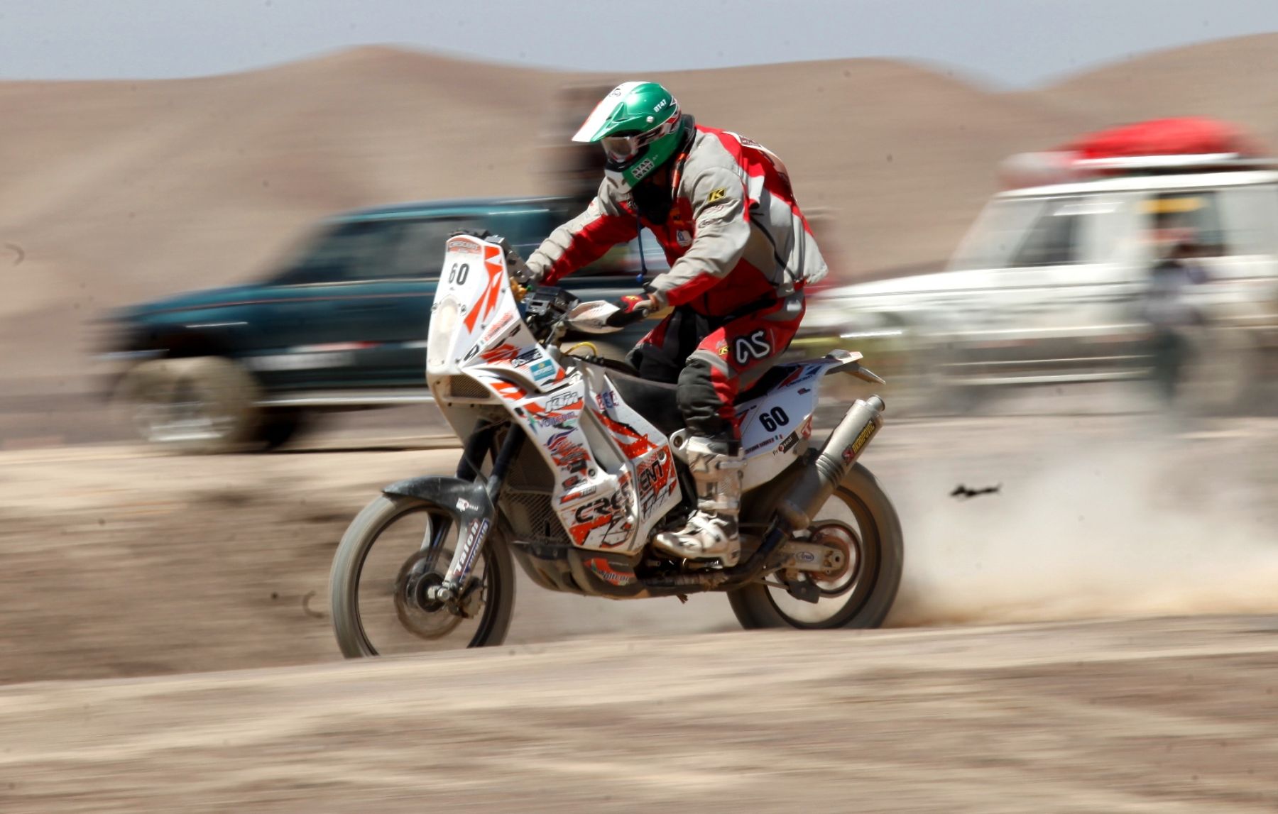 Piloto Marcel Butuza  pasa cerca del público que asiste a observar el Rally Dakar en Nasca.  Foto: ANDINA/Juan Carlos Guzmán Negrini.