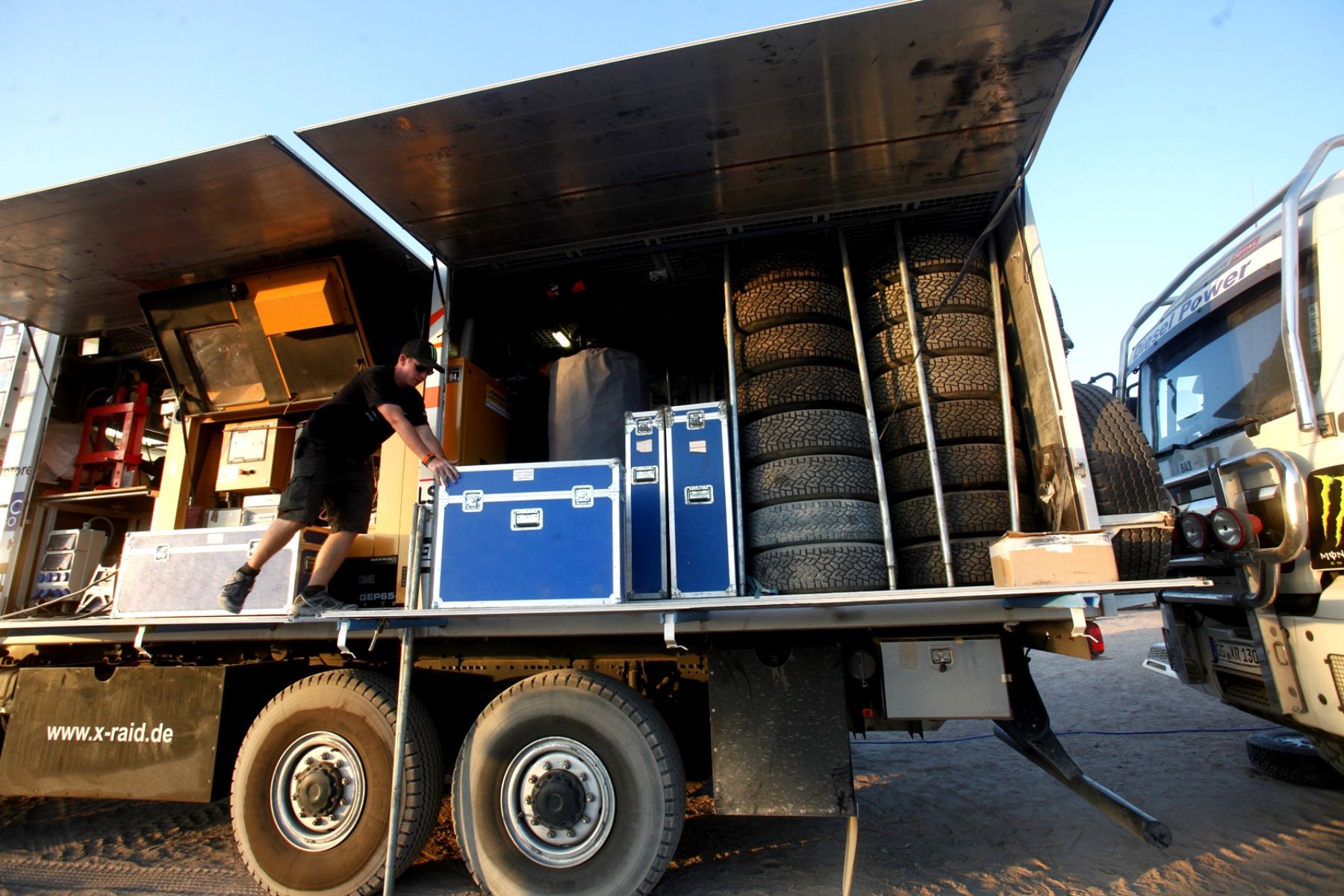 Cada equipo participante del Rally Dakar que llega a nuestro país, compite respaldado con un grupo de mecánicos especializados.

Foto: ANDINA/Juan Carlos Guzmán Negrini