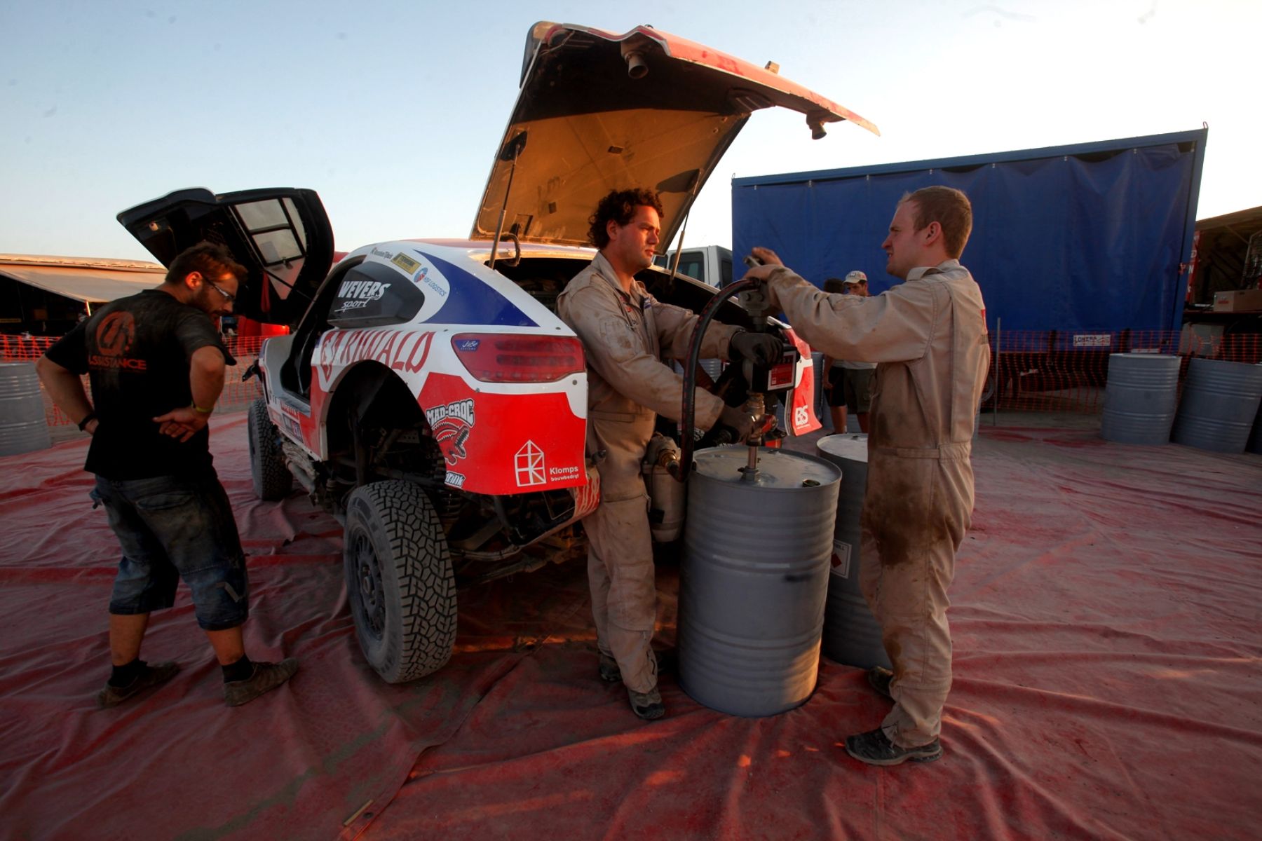 Cada equipo participante del Rally Dakar que llega a nuestro país, compite respaldado con un grupo de mecánicos especializados.

Foto: ANDINA/Juan Carlos Guzmán Negrini
