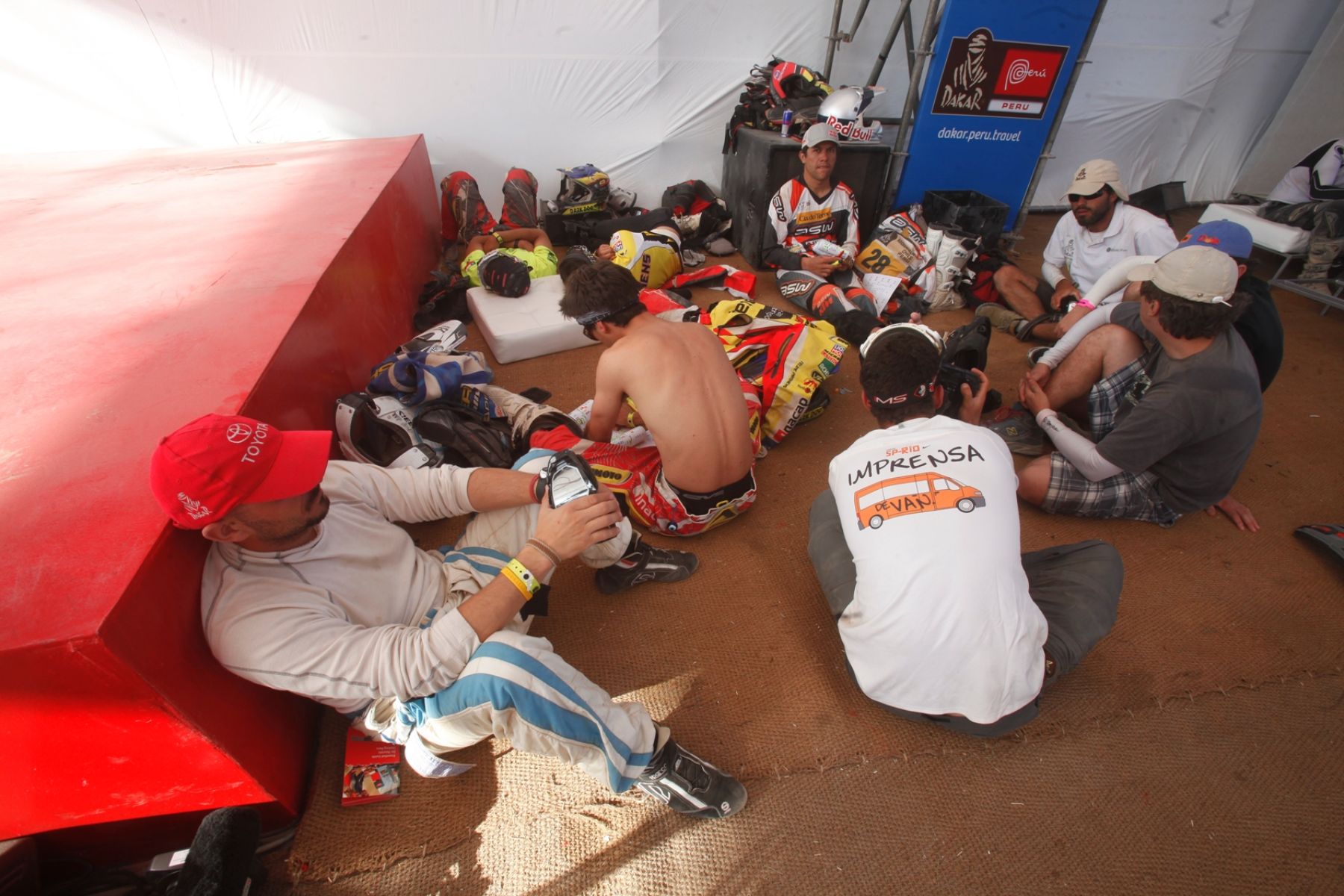 Participantes del Dakar 2012 descansan en el Bivouac Moto en la ciudad de Nasca. 
Foto: ANDINA/Juan Carlos Guzmán Negrini.