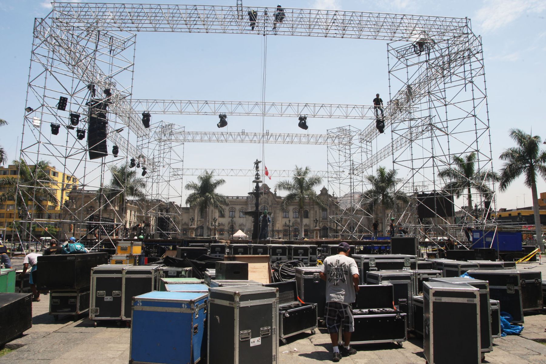 Instalación del estrado  donde se premiará a los ganadores del Dakar en la Plaza de Armas.
Foto: Andina/Héctor Vinces